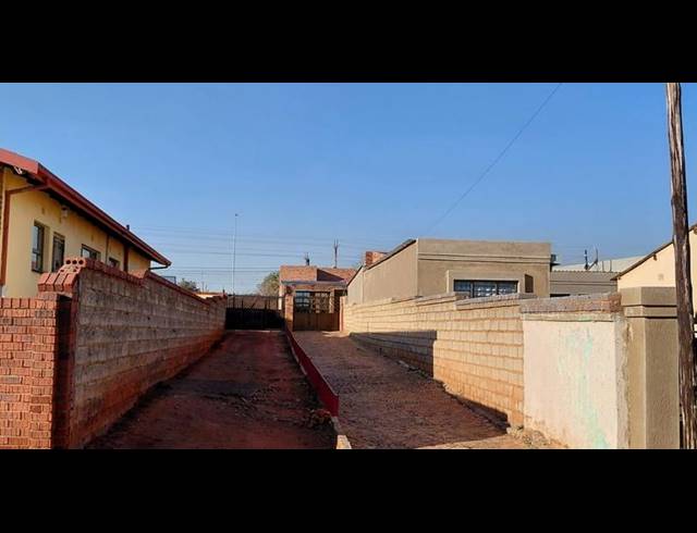 2 BEDROOM HOUSE FOR SALE IN NALEDI